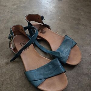 Miz MOOZ sandals Size 6